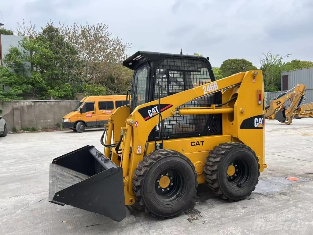 CAT 246B Mininakladače