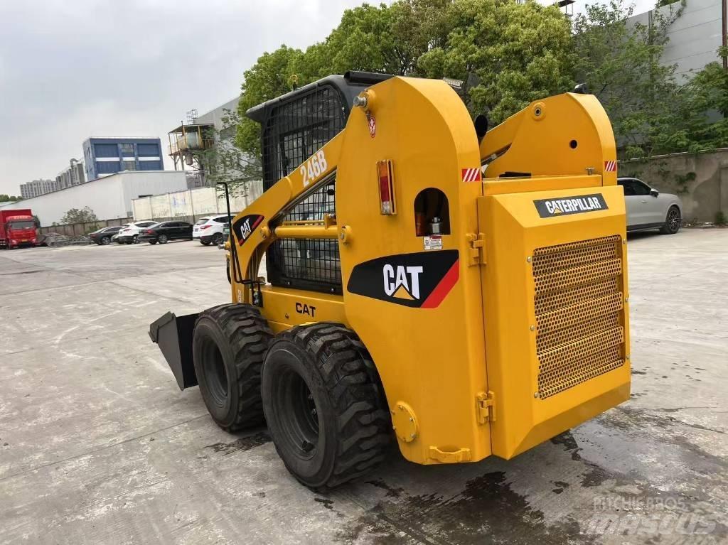 CAT 246B Mininakladače
