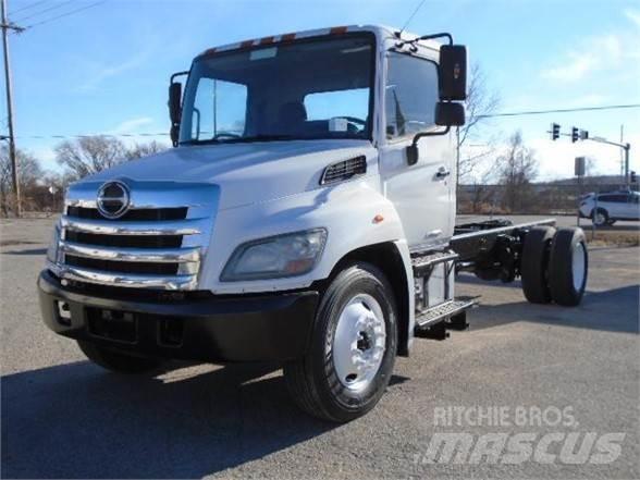 Hino 338 Nákladní vozidlo bez nástavby