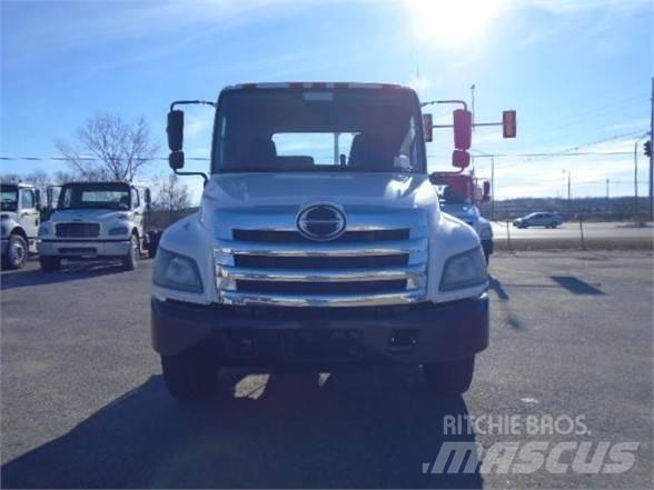 Hino 338 Nákladní vozidlo bez nástavby