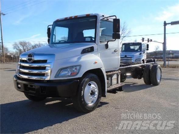 Hino 338 Nákladní vozidlo bez nástavby