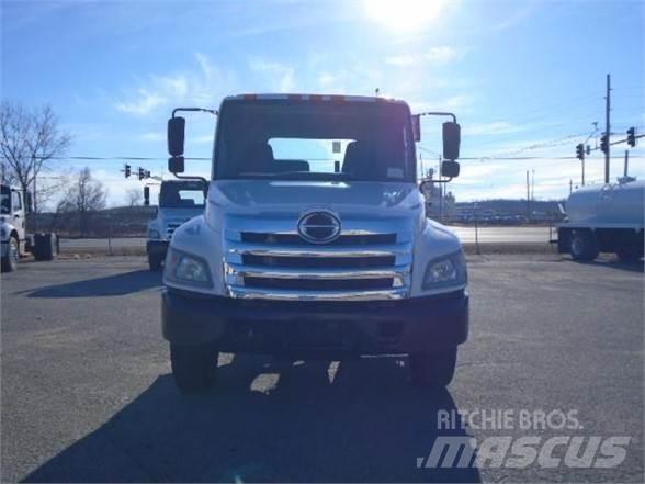 Hino 338 Nákladní vozidlo bez nástavby