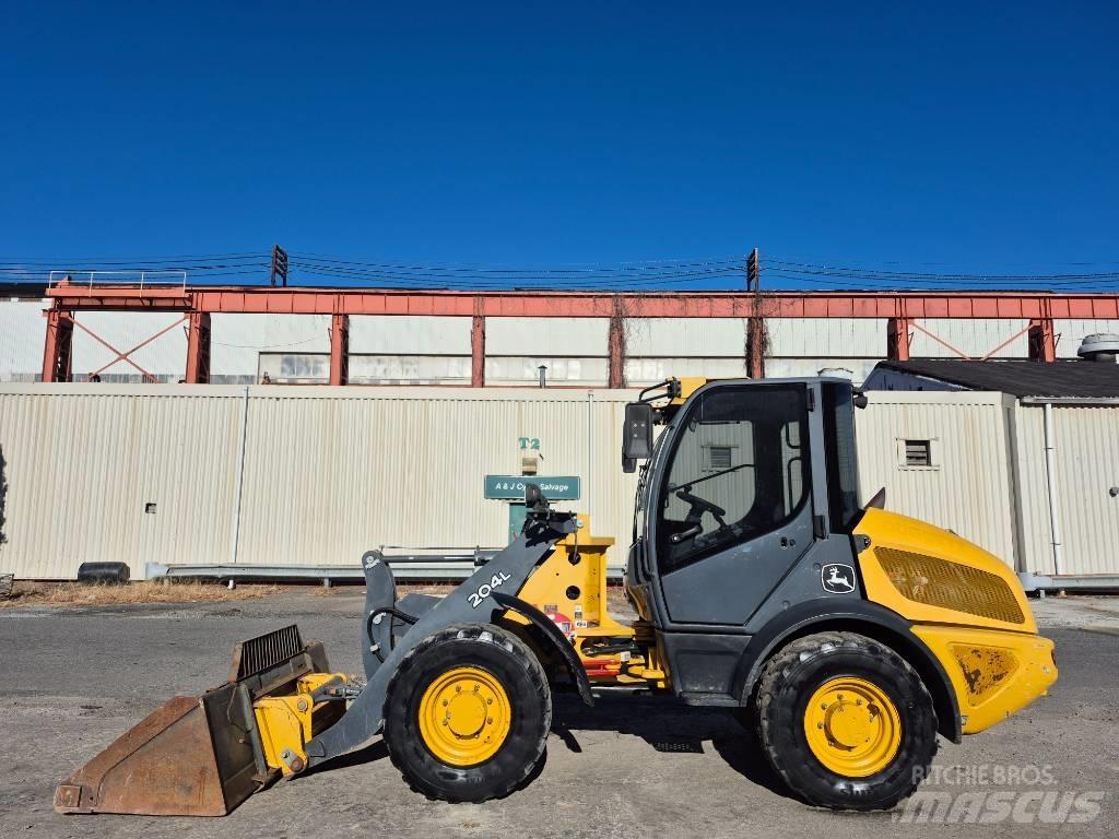 John Deere 204 L Kolové nakladače