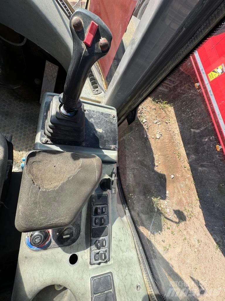 Hitachi LX 210 E Kolové nakladače