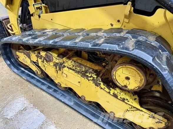 CAT 259D3 Smykem řízené nakladače