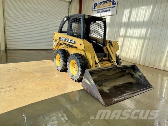 John Deere 250 Smykem řízené nakladače