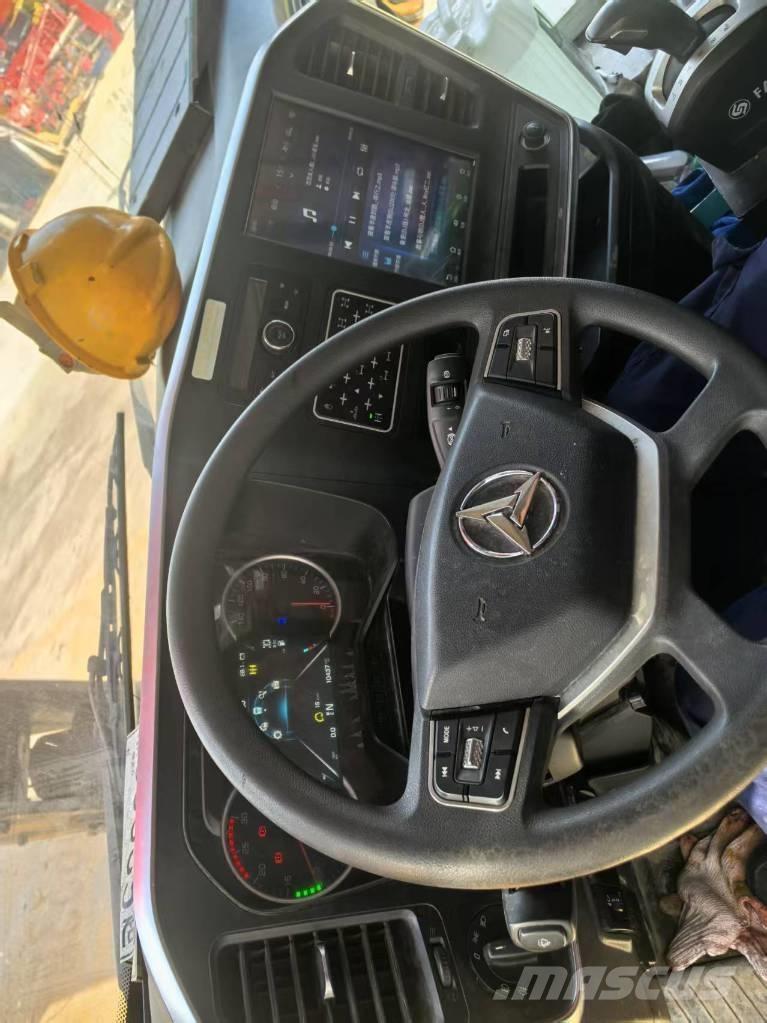 Sany SAC3000C8-8 Univerzální terénní jeřáby