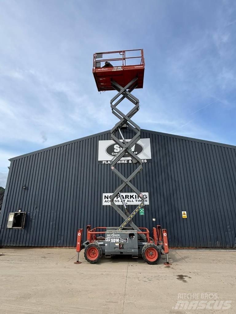 SkyJack SJ 6832 RT Nůžková zvedací plošina