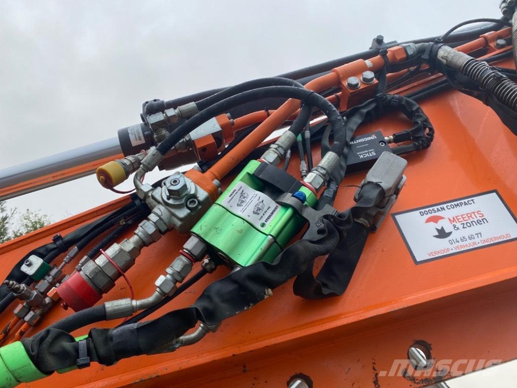 Doosan DX 140 W -5 Univerzální terénní jeřáby