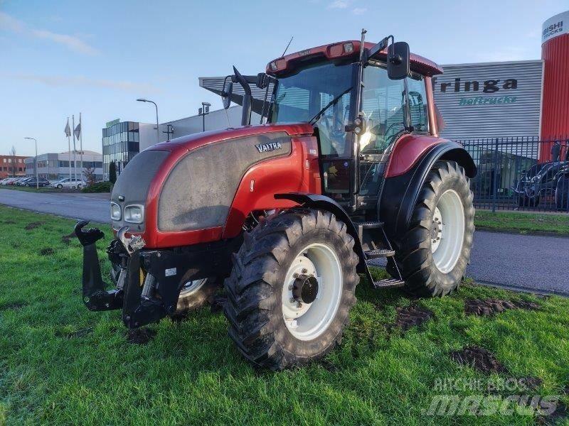 Valtra M 130 Traktory