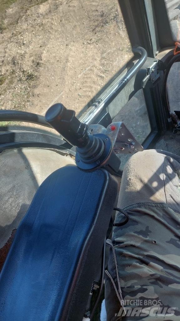 Valtra 8400 Lesní traktory