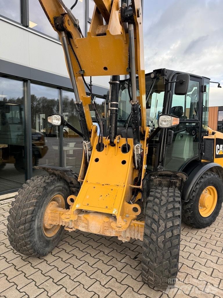 CAT 906M Kolové nakladače