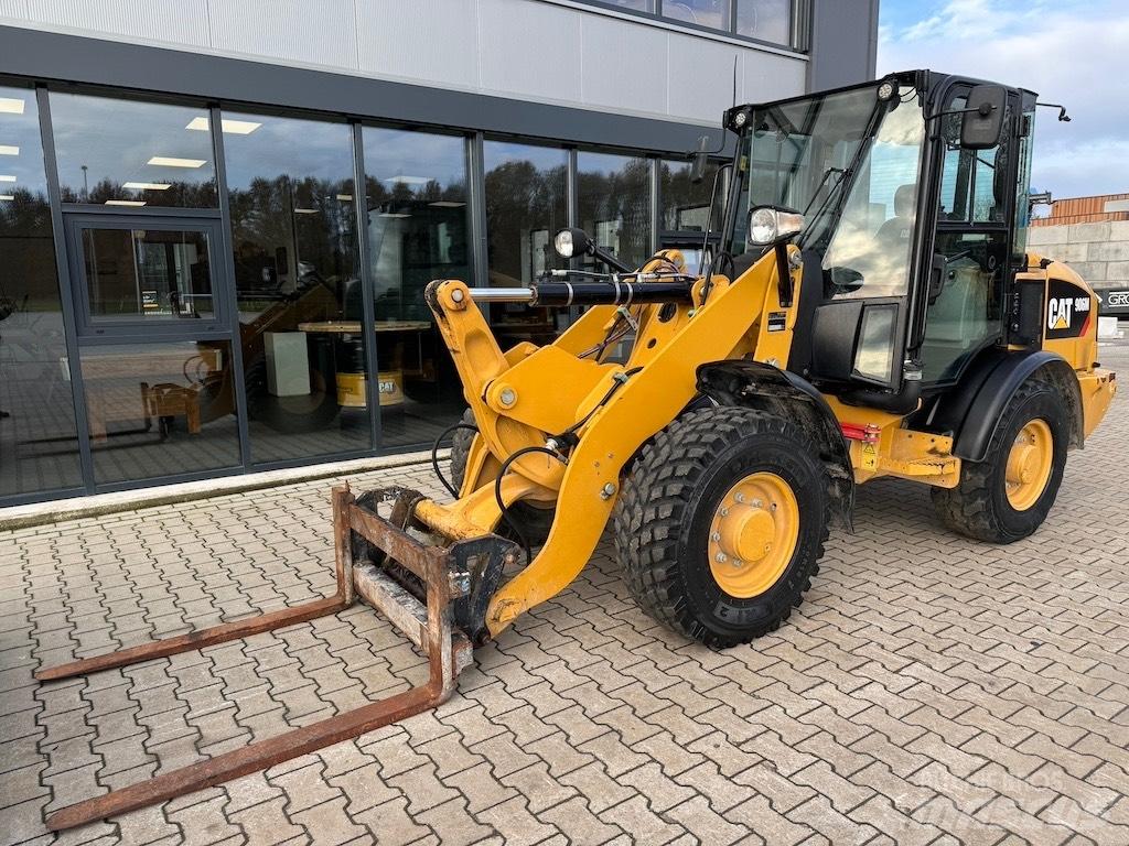 CAT 906M Kolové nakladače
