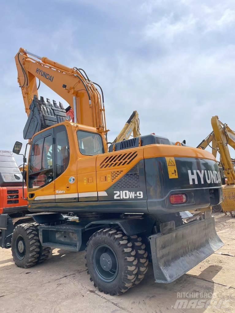 Hyundai R210W-9 Kolová rýpadla