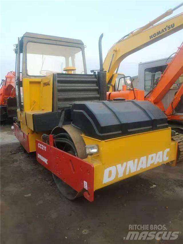 Dynapac CC211 Tahačové válce