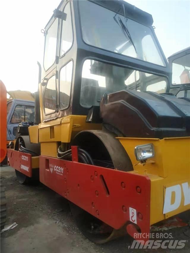Dynapac CC211 Tahačové válce