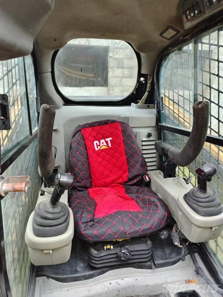CAT 246C Smykem řízené nakladače