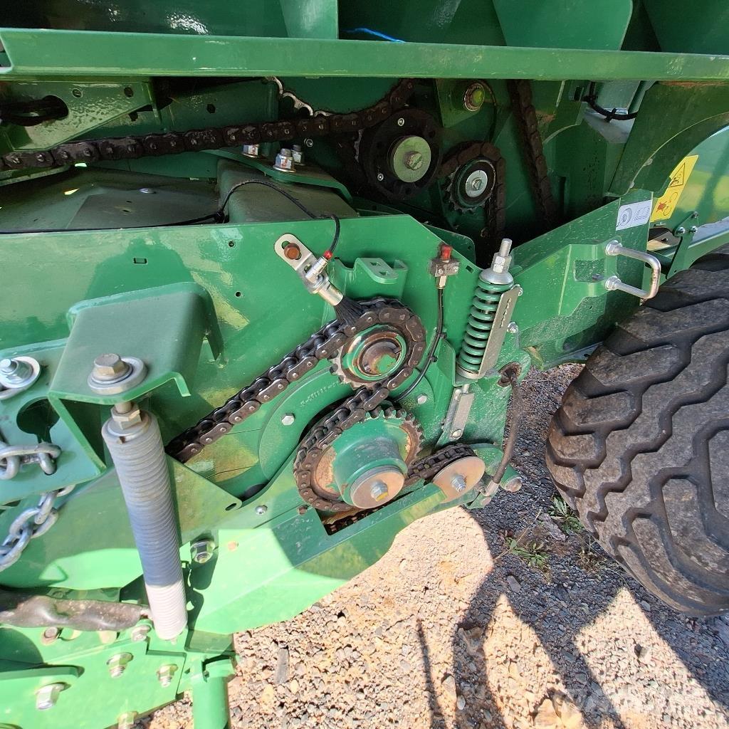 John Deere V 451 M Lis na válcové balíky