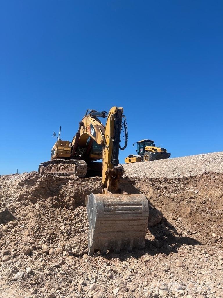 CAT 330 D L ME Pásová rýpadla