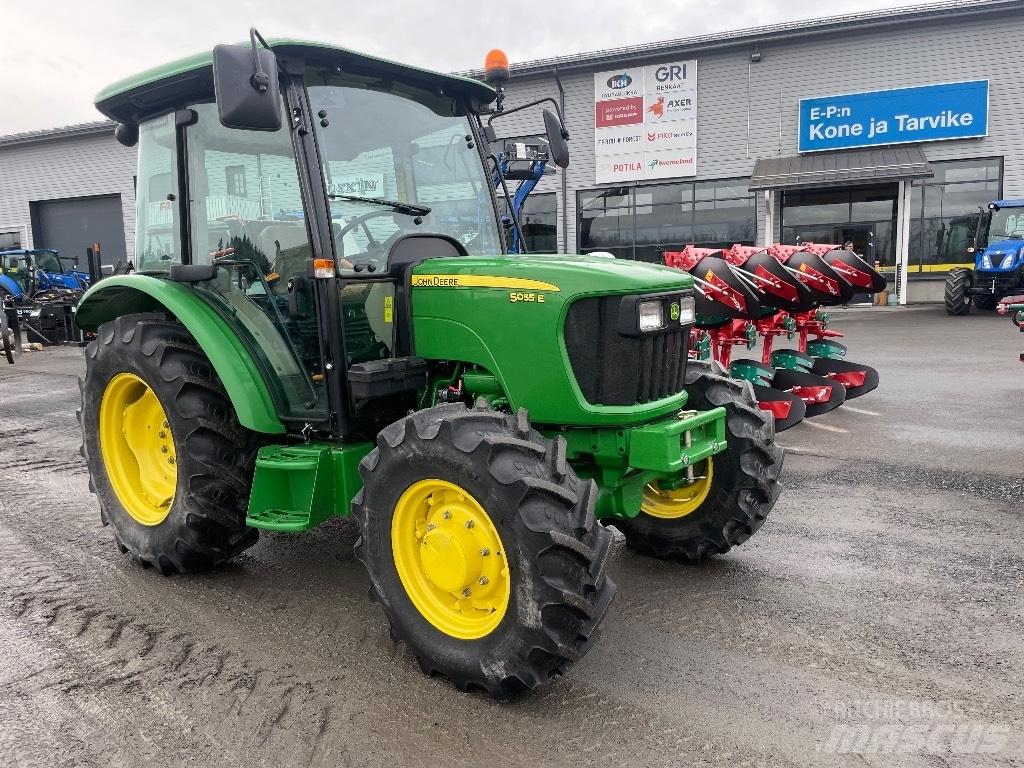John Deere 5055 E Traktory