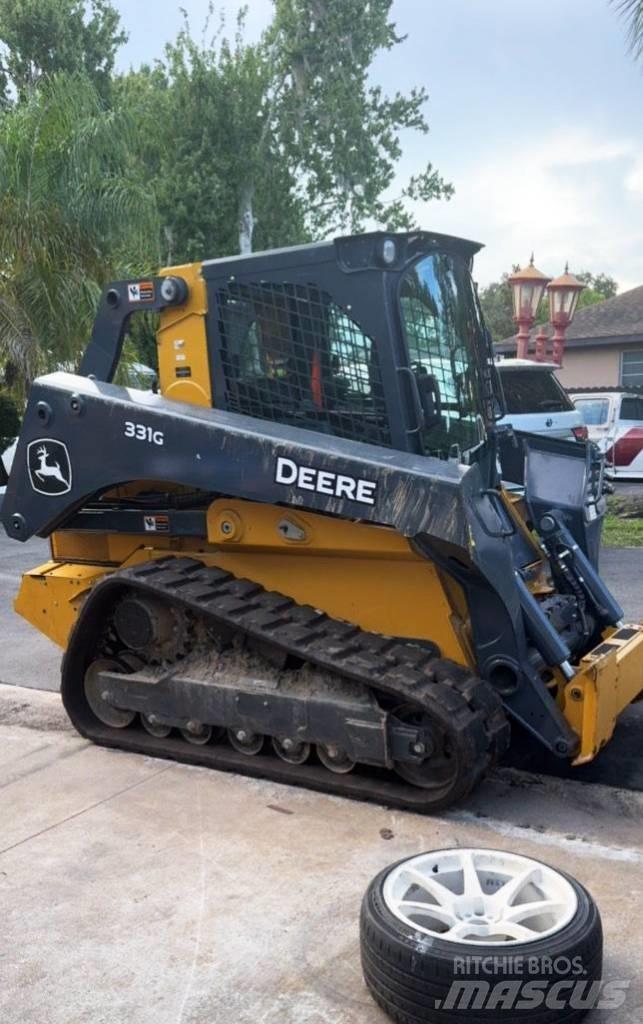 John Deere 331G Smykem řízené nakladače