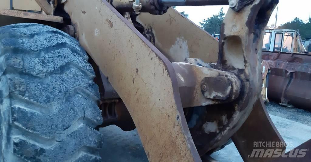 Komatsu WA500-1 Kolové nakladače