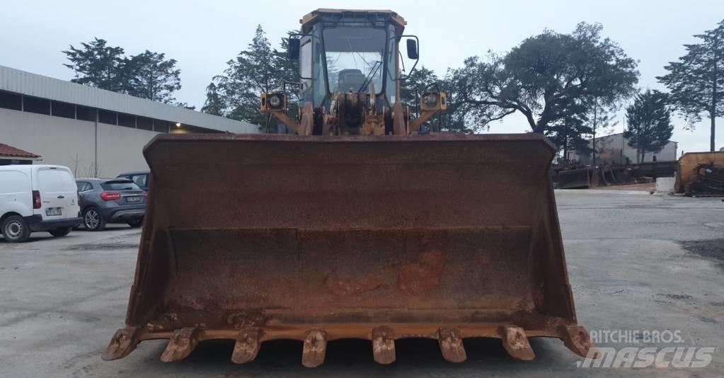 Komatsu WA500-1 Kolové nakladače
