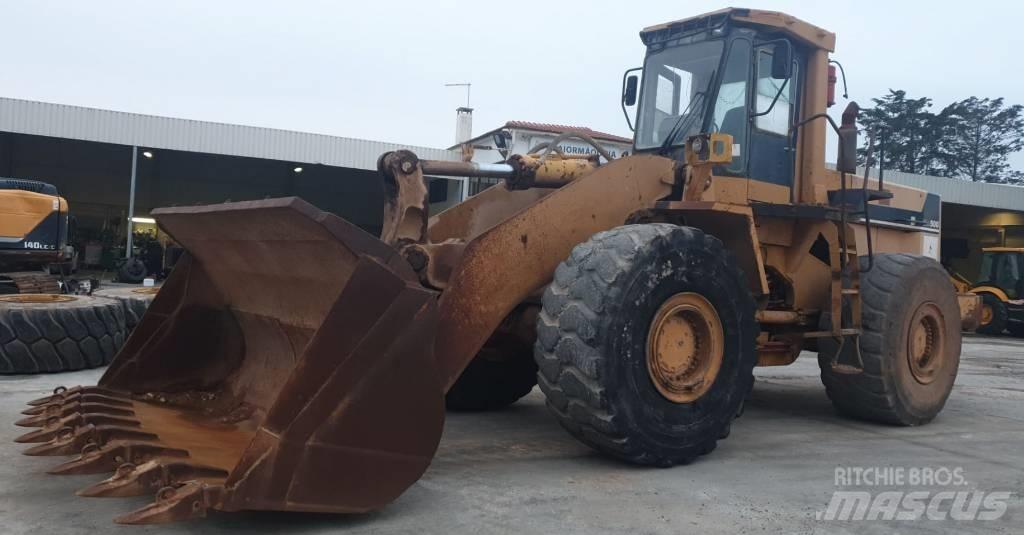 Komatsu WA500-1 Kolové nakladače