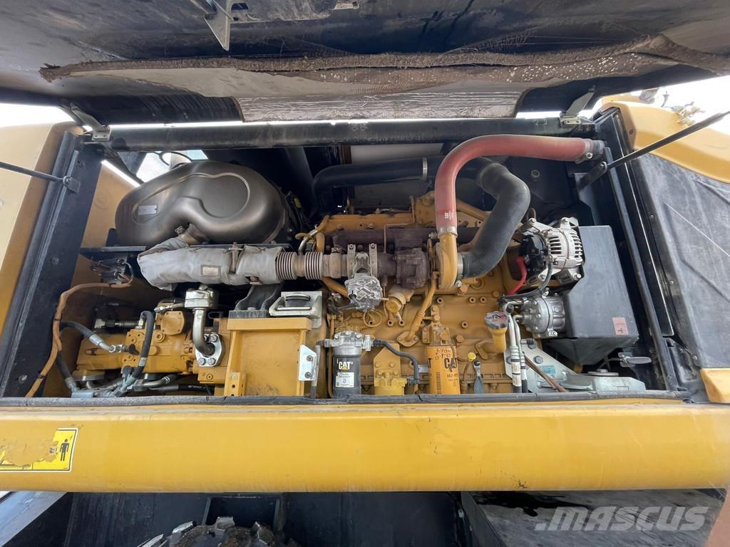 CAT MH3024 Stroje pro manipulaci s odpadem