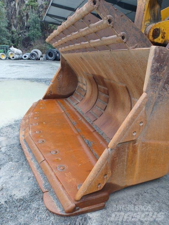 Komatsu WA800-3 Kolové nakladače