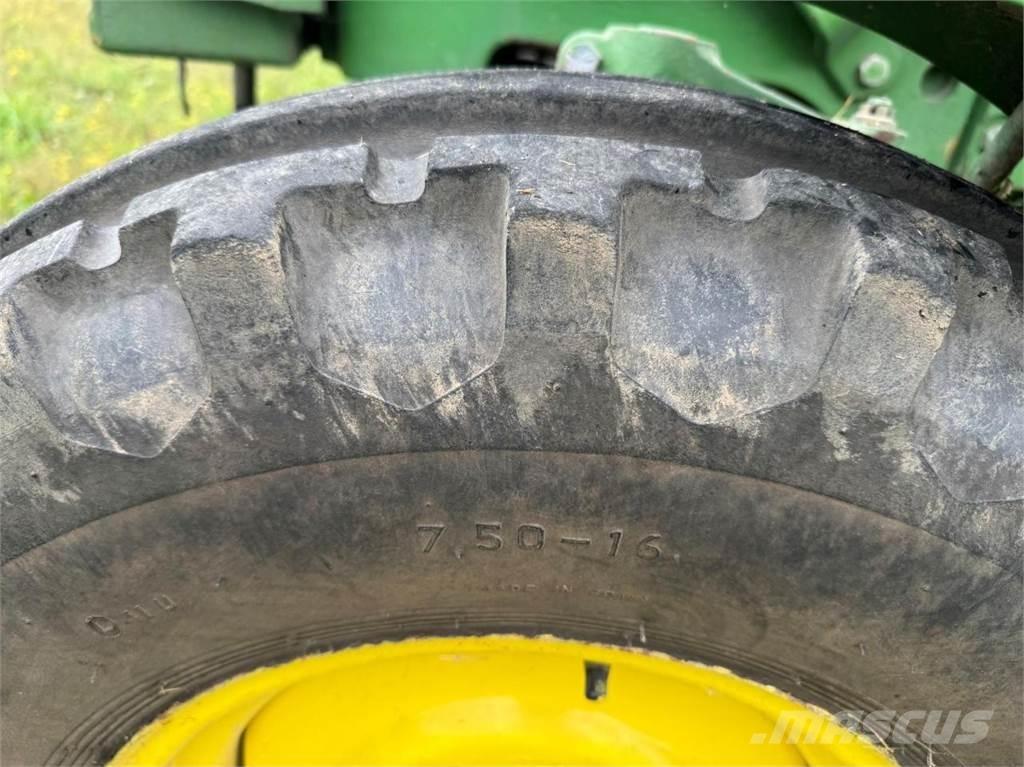 John Deere 1040 S Traktory