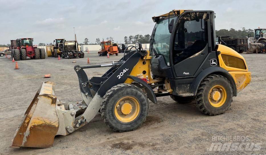 John Deere 204L Kolové nakladače