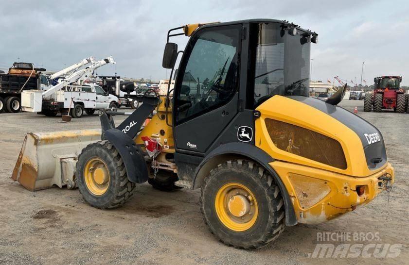 John Deere 204L Kolové nakladače