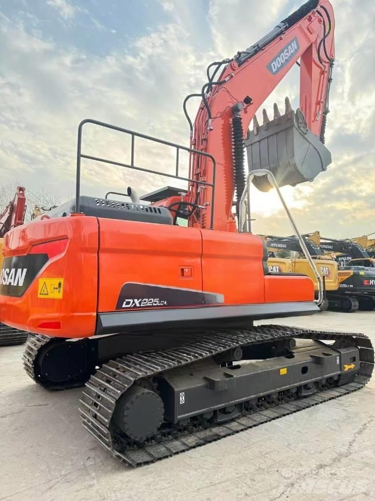 Doosan DX 225 LCA Midi rýpadla 7t - 12t
