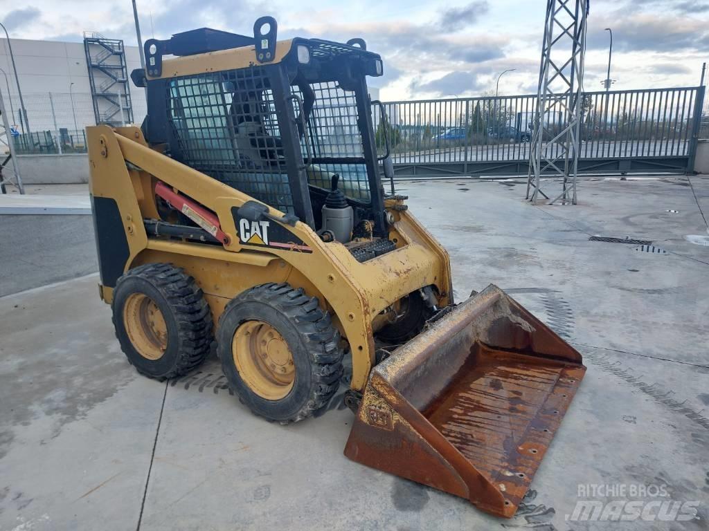 CAT 216 Smykem řízené nakladače