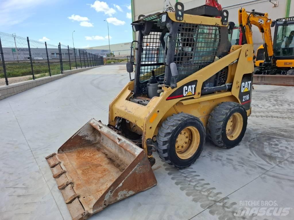 CAT 216 Smykem řízené nakladače