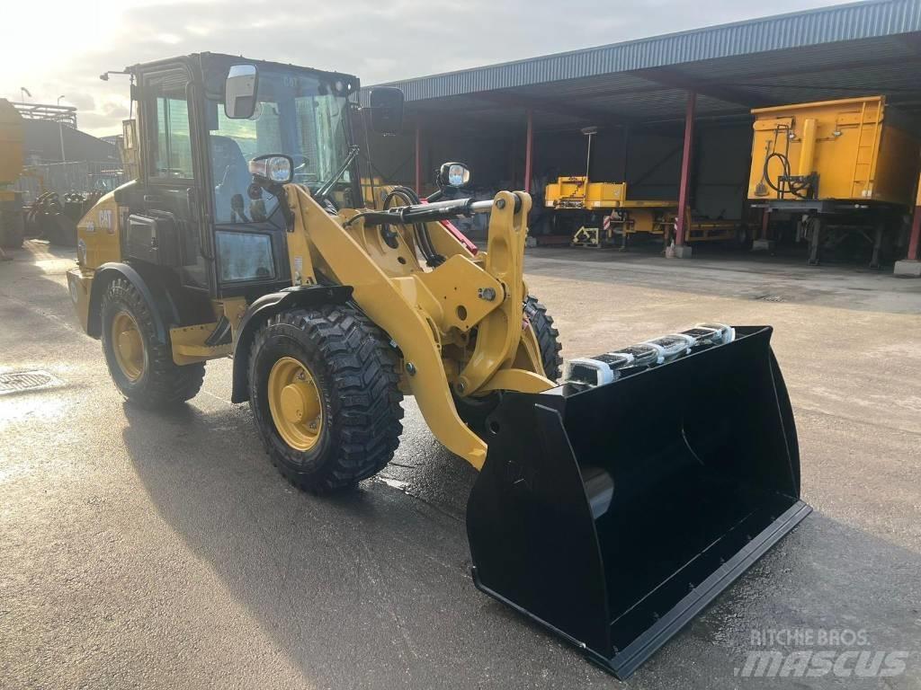 CAT 906 Kolové nakladače