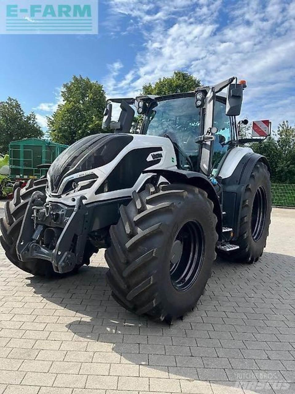 Valtra q245 Traktory
