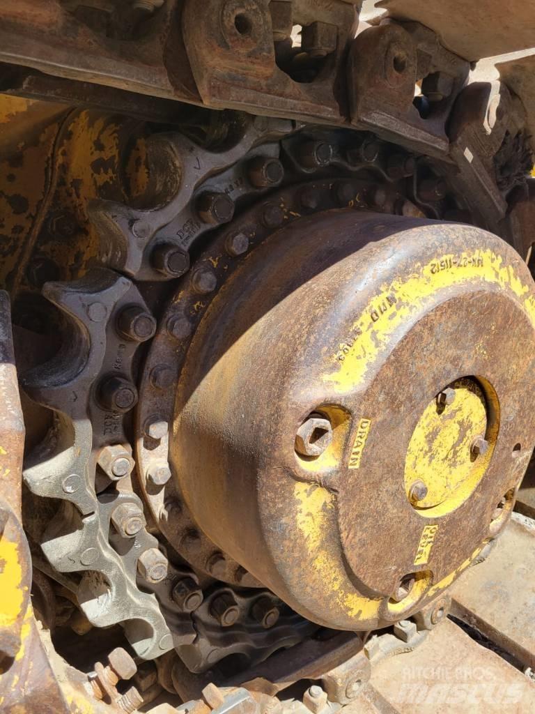 Komatsu D65EX-15 Pásové dozery