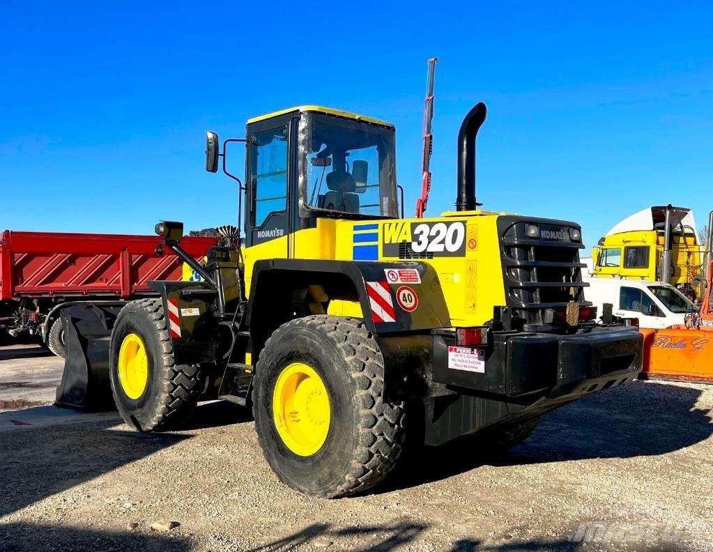 Komatsu WA 320 Kolové nakladače