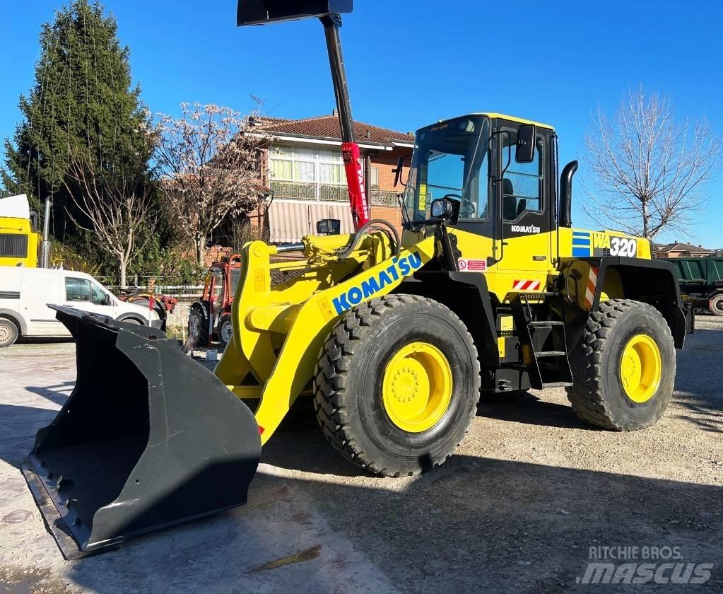 Komatsu WA 320 Kolové nakladače