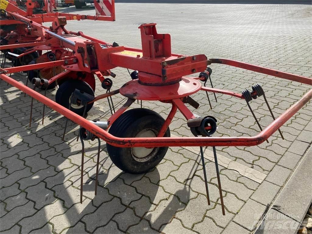 Kuhn GF 8702 Obraceče a shrabovače sena