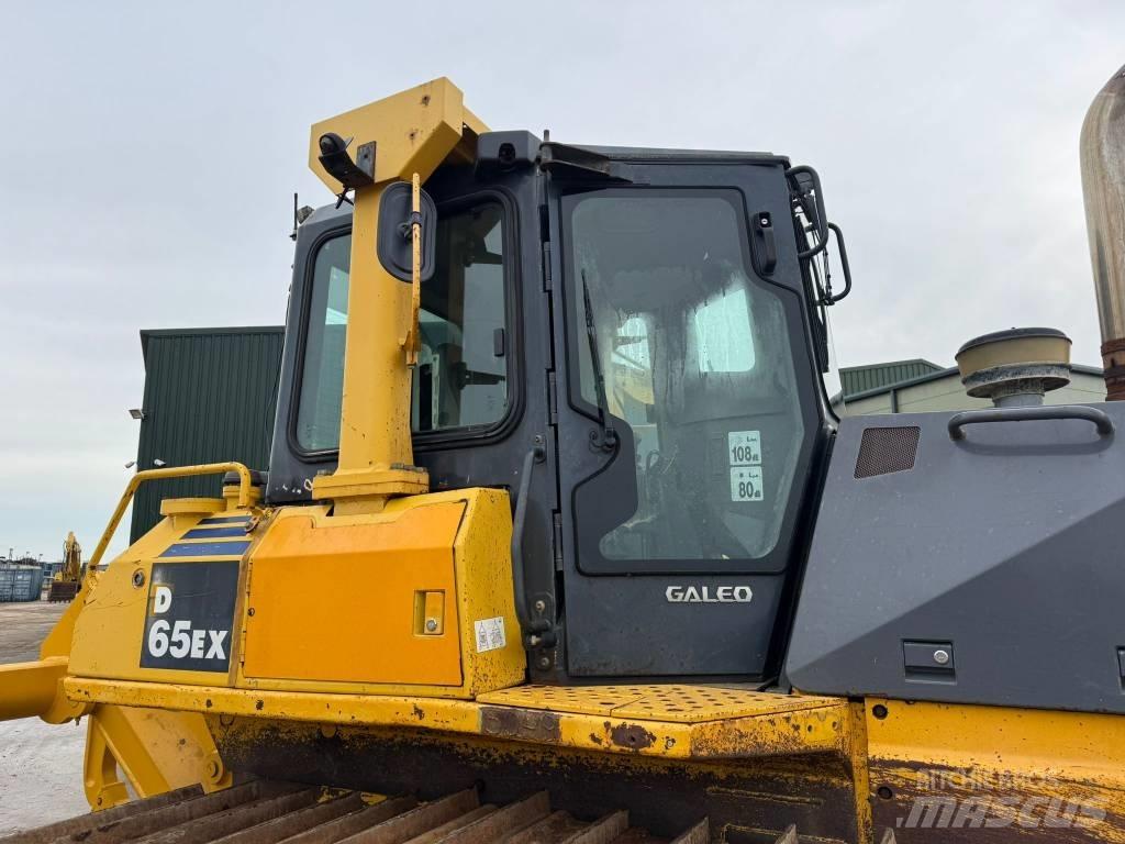 Komatsu D65EX-15 Pásové dozery