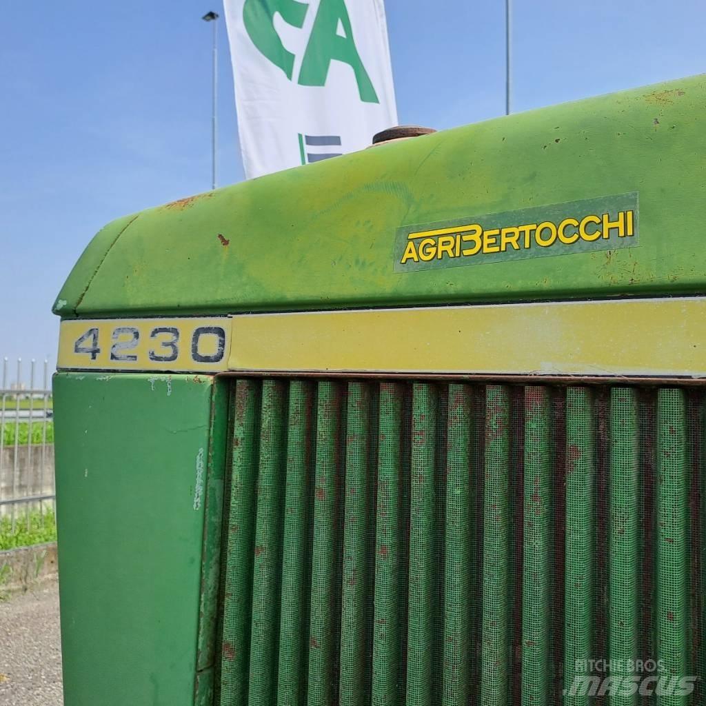 John Deere 4230 Traktory