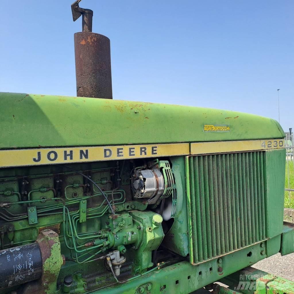 John Deere 4230 Traktory