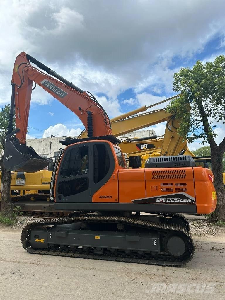 Develon DX 225 LCA Midi rýpadla 7t - 12t