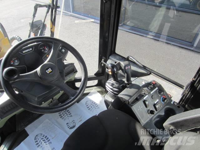 CAT 906 Kolové nakladače