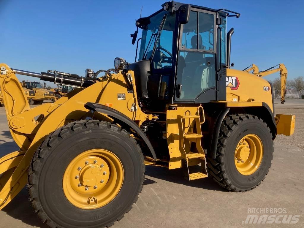 CAT 910 Kolové nakladače