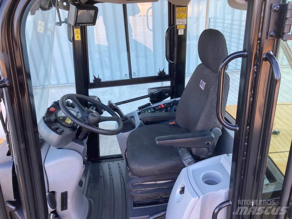 CAT 910 Kolové nakladače