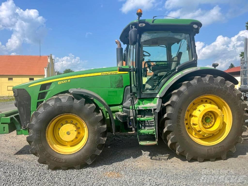 John Deere 8320 R Traktory